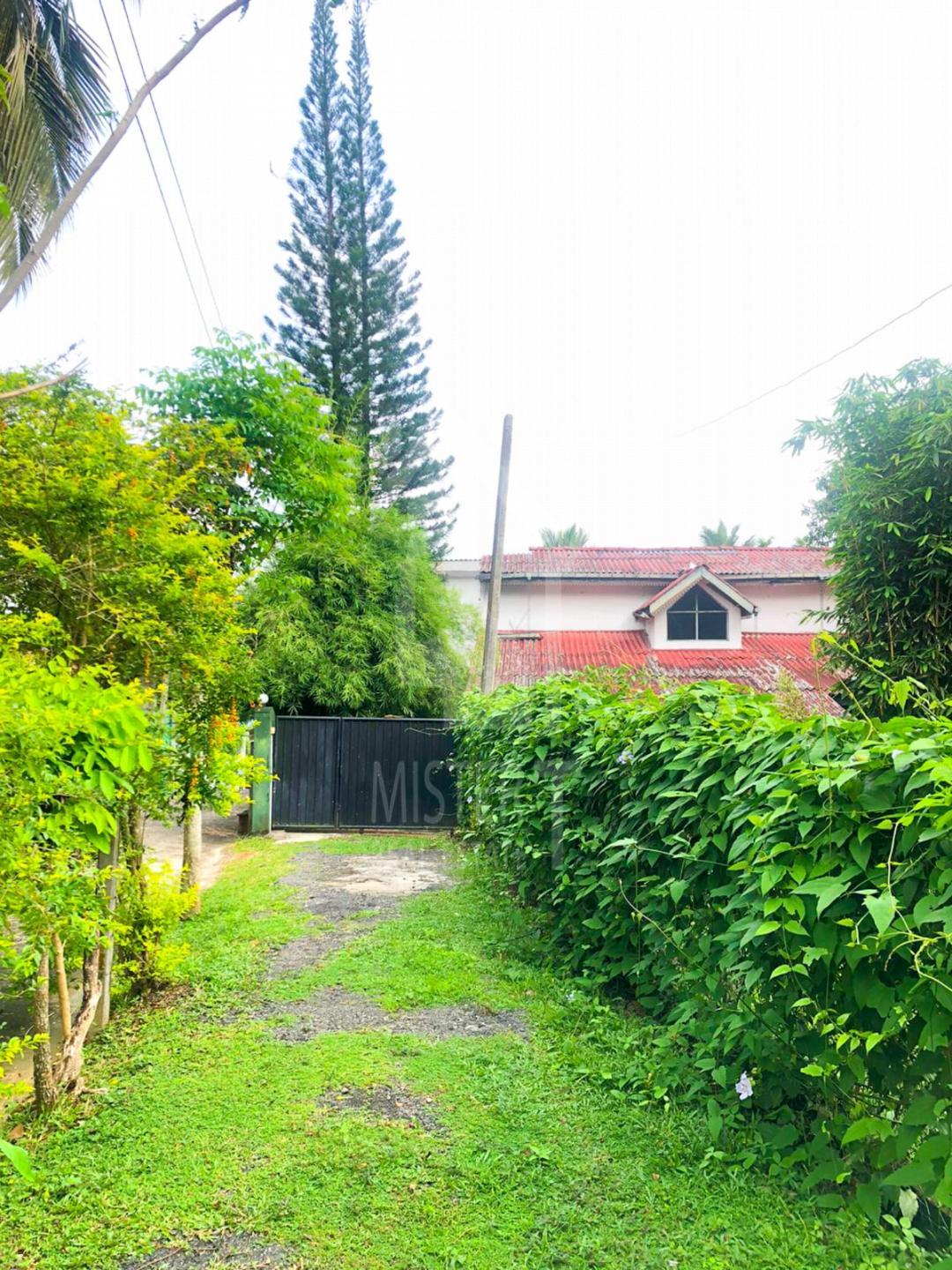 Land with Old House for Sale in Malabe- image 1