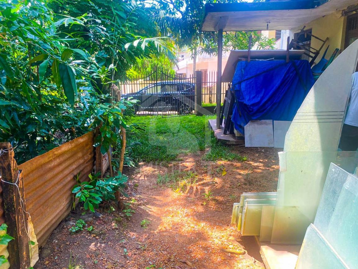 Land with Old House for Sale in Colombo 05- image 1