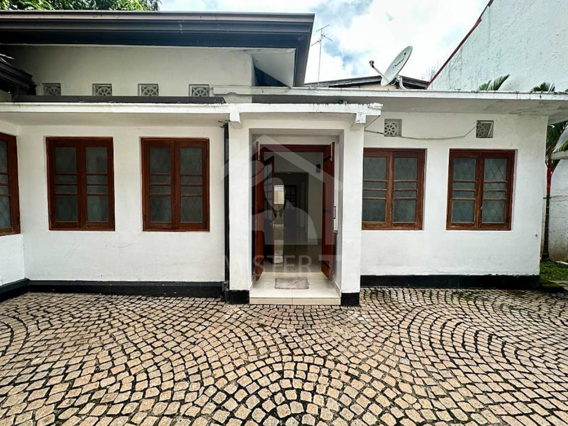 Land with House for Sale in Colombo 05- image 1