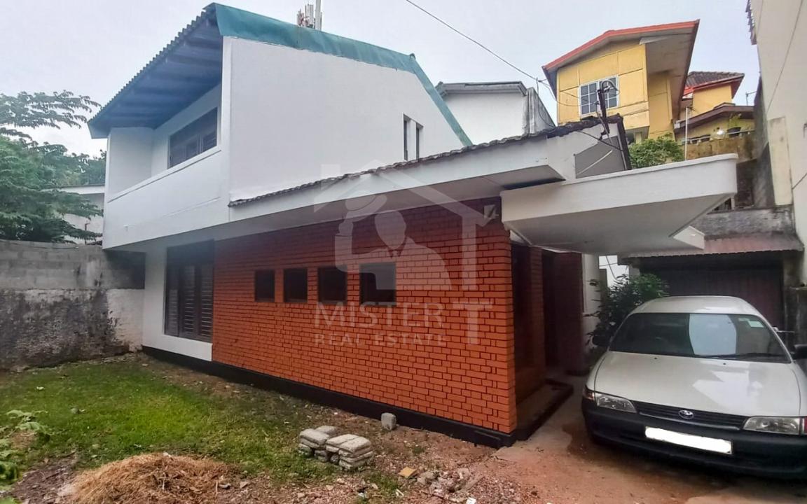 Land with house for Sale in Nawala...