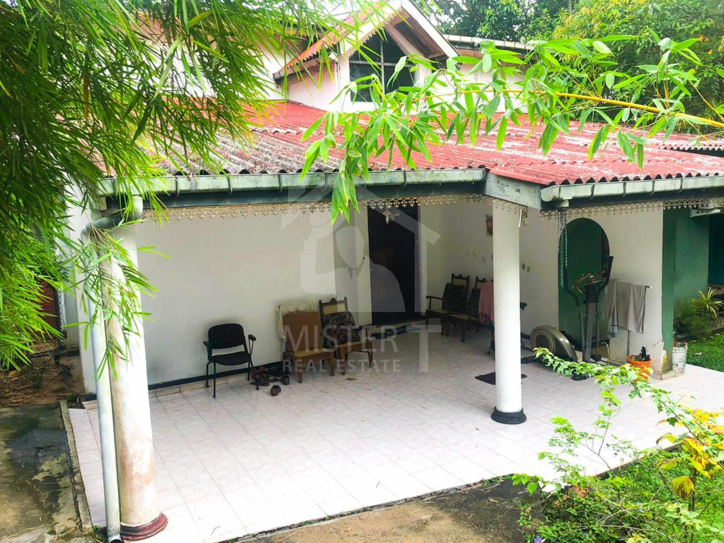 Land with Old House for Sale in Malabe- image 2