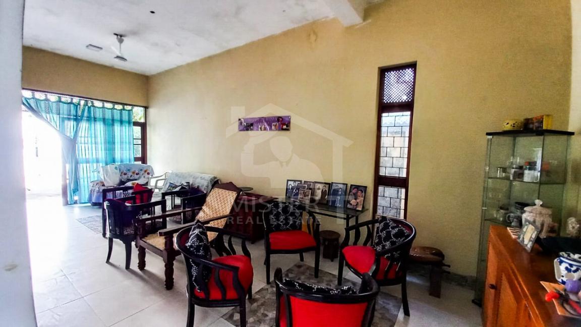 Land with Old House for Sale in Colombo 03- image 3