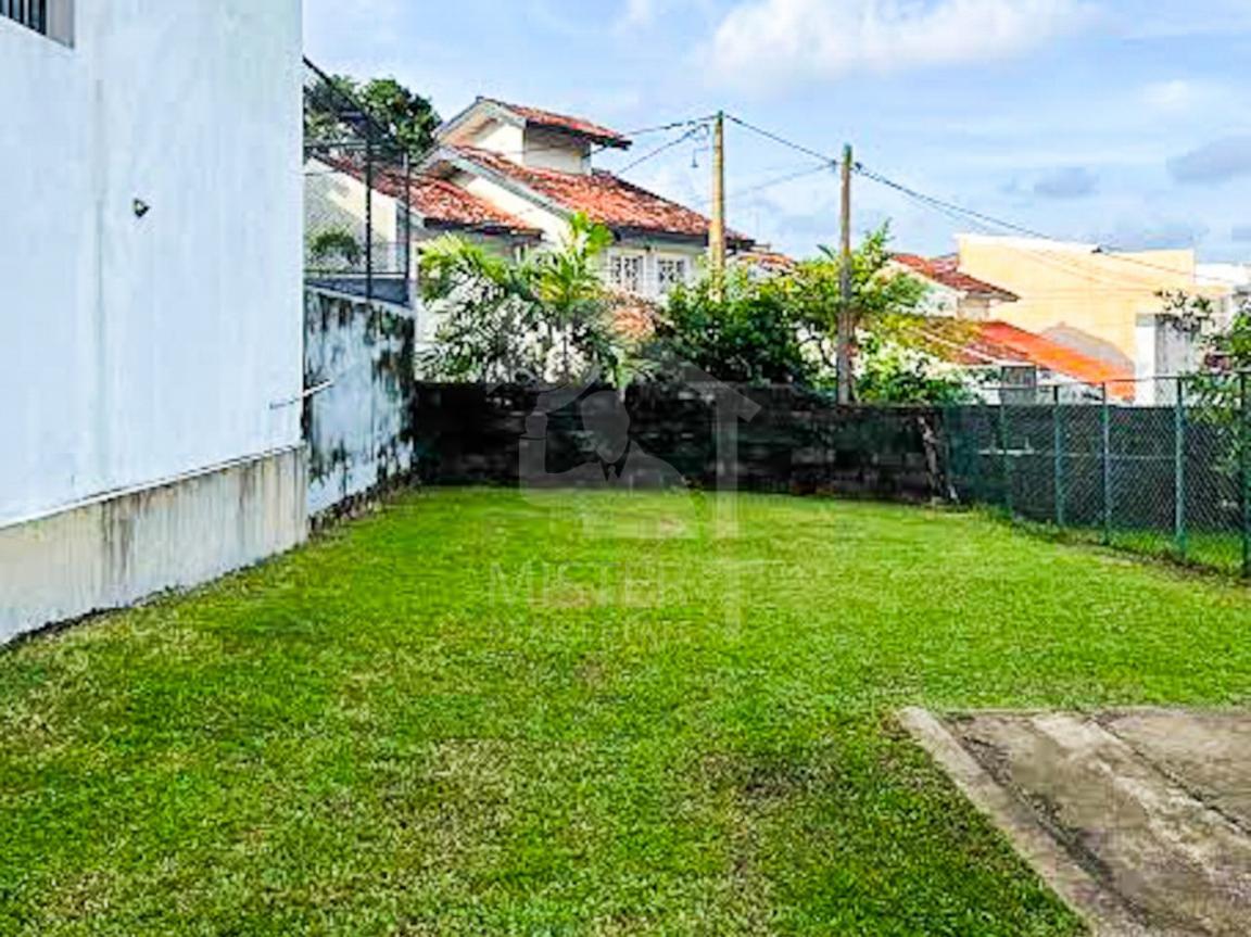 Land with Livable House for Sale in Nugegoda- image 5