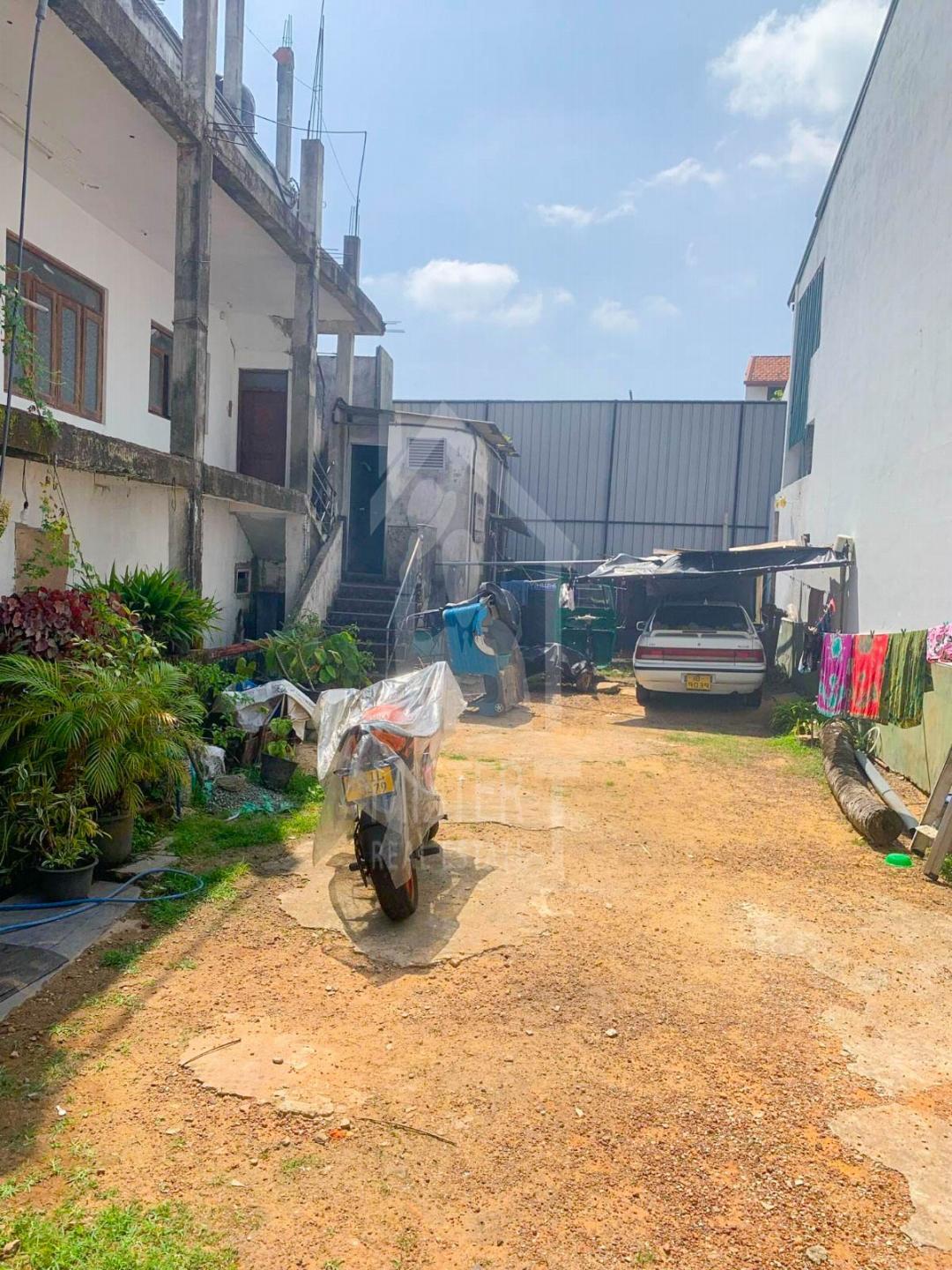 Land with an Old House For Sale in Nawala- image 7