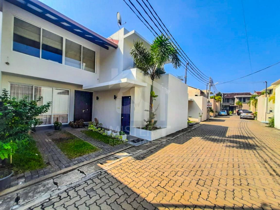 House for Rent in Templers Square - image 1