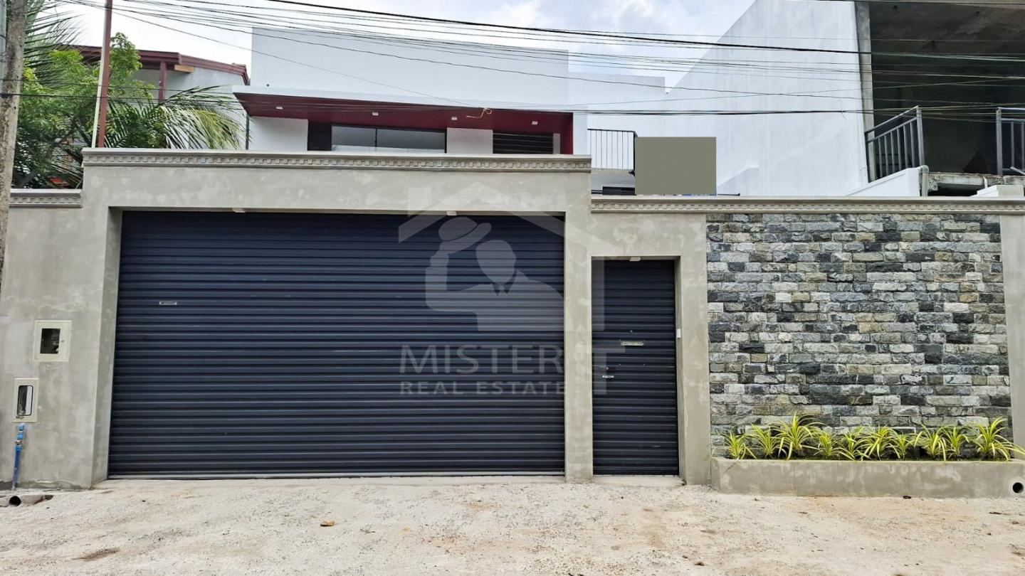 House for Sale in Athurugiriya- image 1