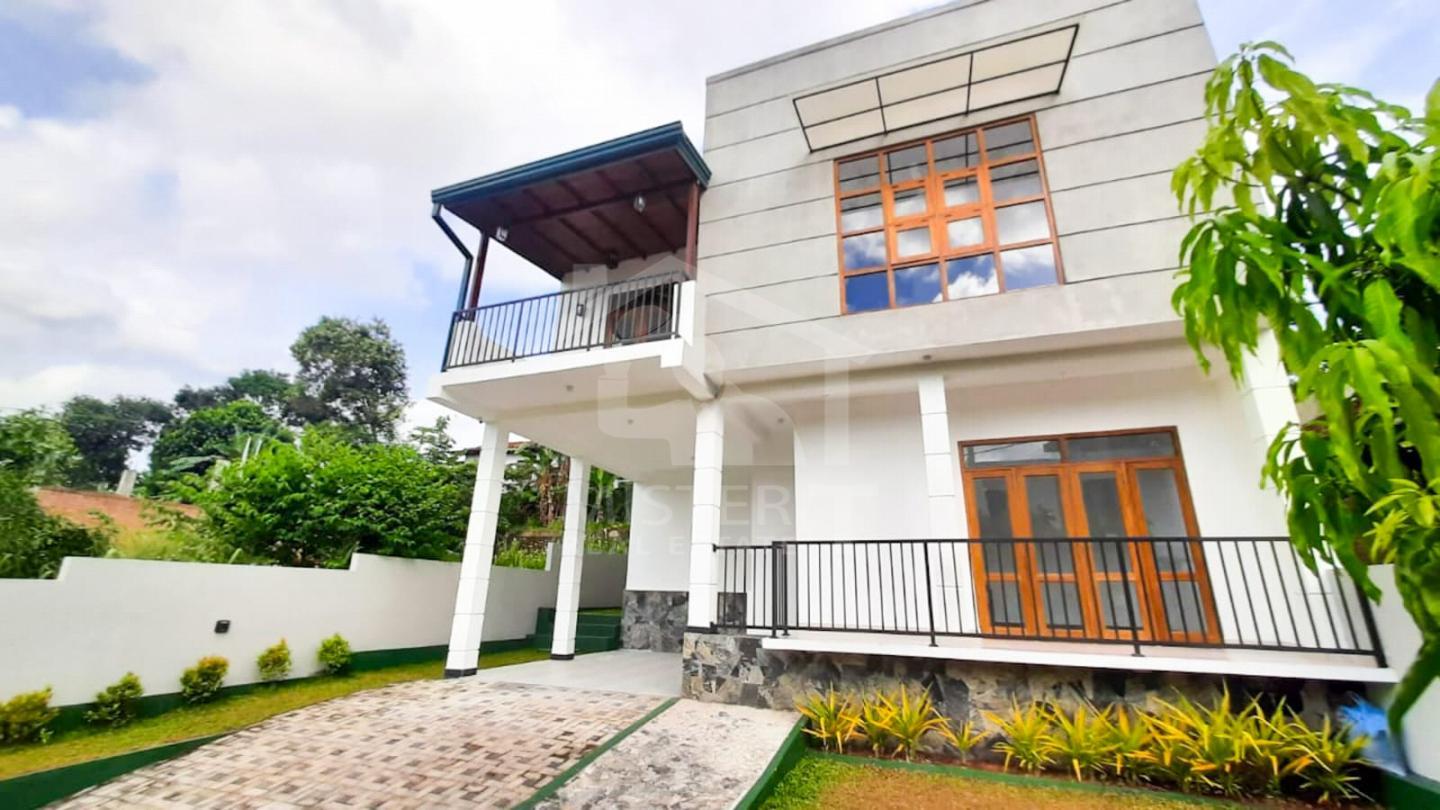 House for Sale in Makola- image 2