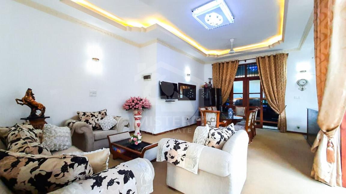 Luxury House with Pool for Sale in Thalawathugoda- image 2