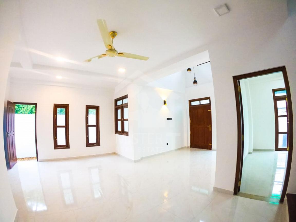 House for Sale in Athurugiriya- image 2