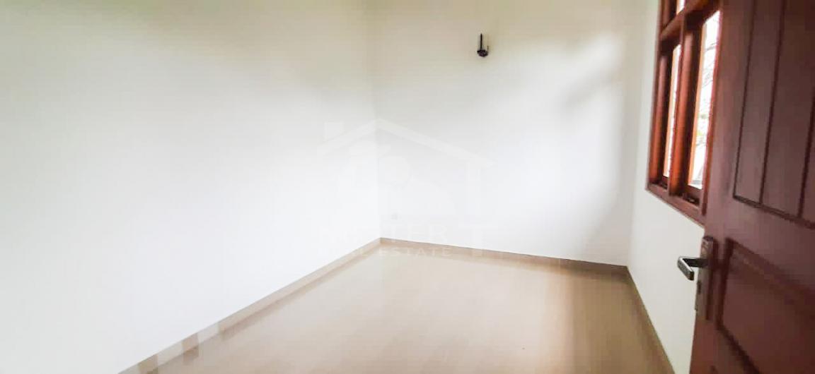 House for Sale in Athurugiriya - image 2