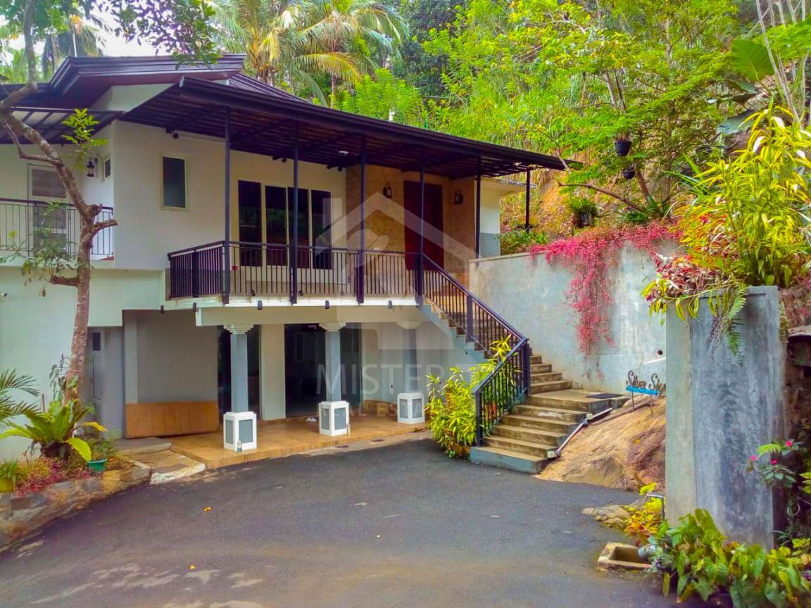 Hotel for Sale in Kandy- image 1
