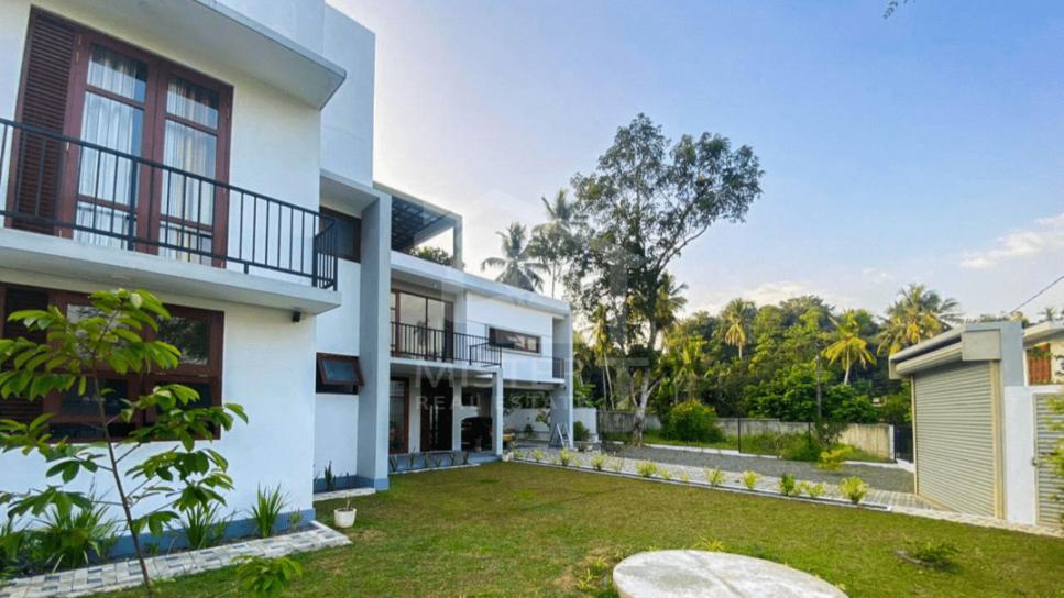 House For Sale in Kahathuduwa- image 1