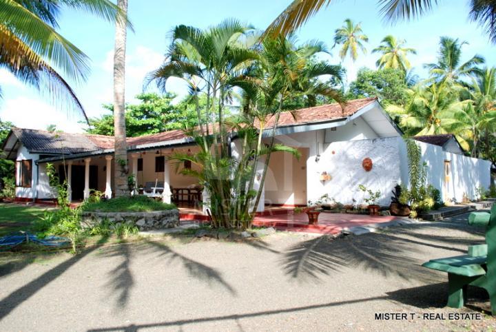 Bungalow for Sale in Induruwa - image 1