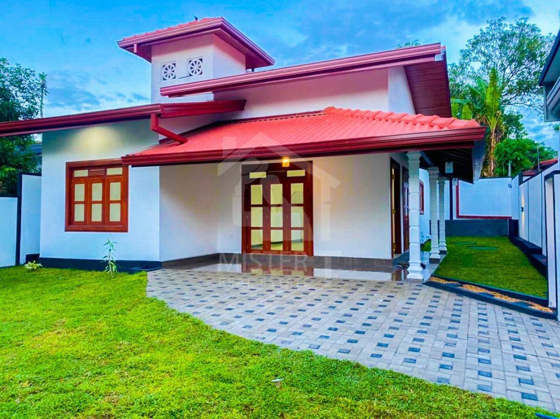House For Sale in Athurugiriya- image 1