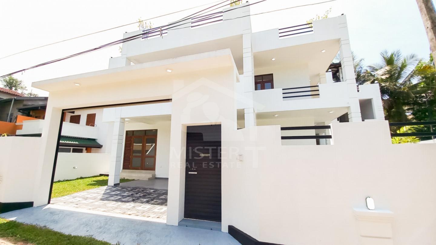 Luxury House for Sale in Malabe - image 1