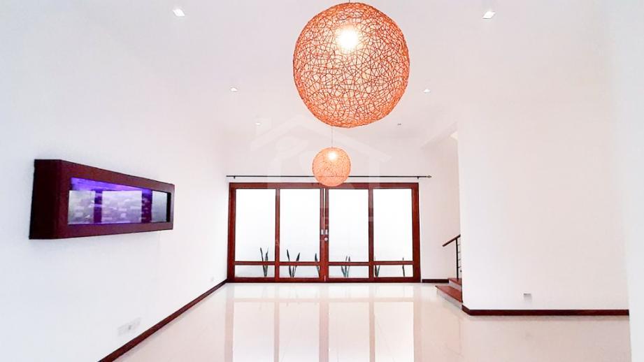 Luxury House for Sale in Thalawathugoda - image 2