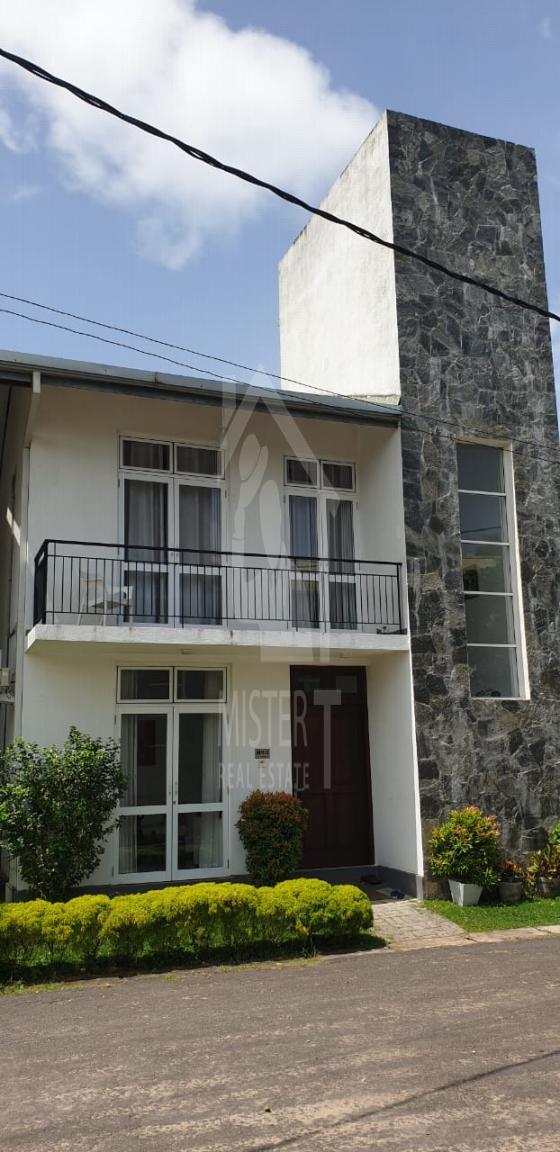 House for Sale at Lake Breeze Complex- image 7